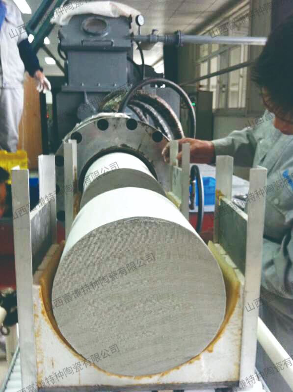 1637052061126164.jpg 臥式成型機 extruder.jpg