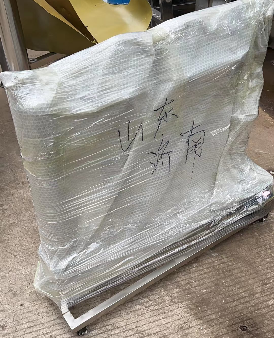 山東濟(jì)南王總的一臺(tái)小四級(jí)白酒過濾機(jī)已打包發(fā)出！